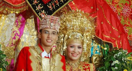 A traditional Minangkabau wedding in Indonesia. Pic: Wikimedia Commons/Mamasamala